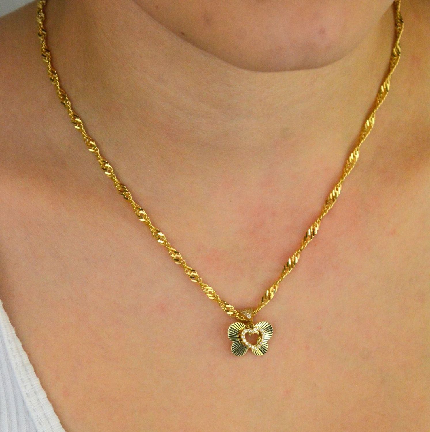 Zawieszka złota damska DIA-ZAW-13710-585 – dwa motylki, jeden ozdobiony cyrkonią. Wymiary 1,5 cm x 1,5 cm, waga 1,23 g. Delikatna i elegancka biżuteria idealna na prezent.1.jpg