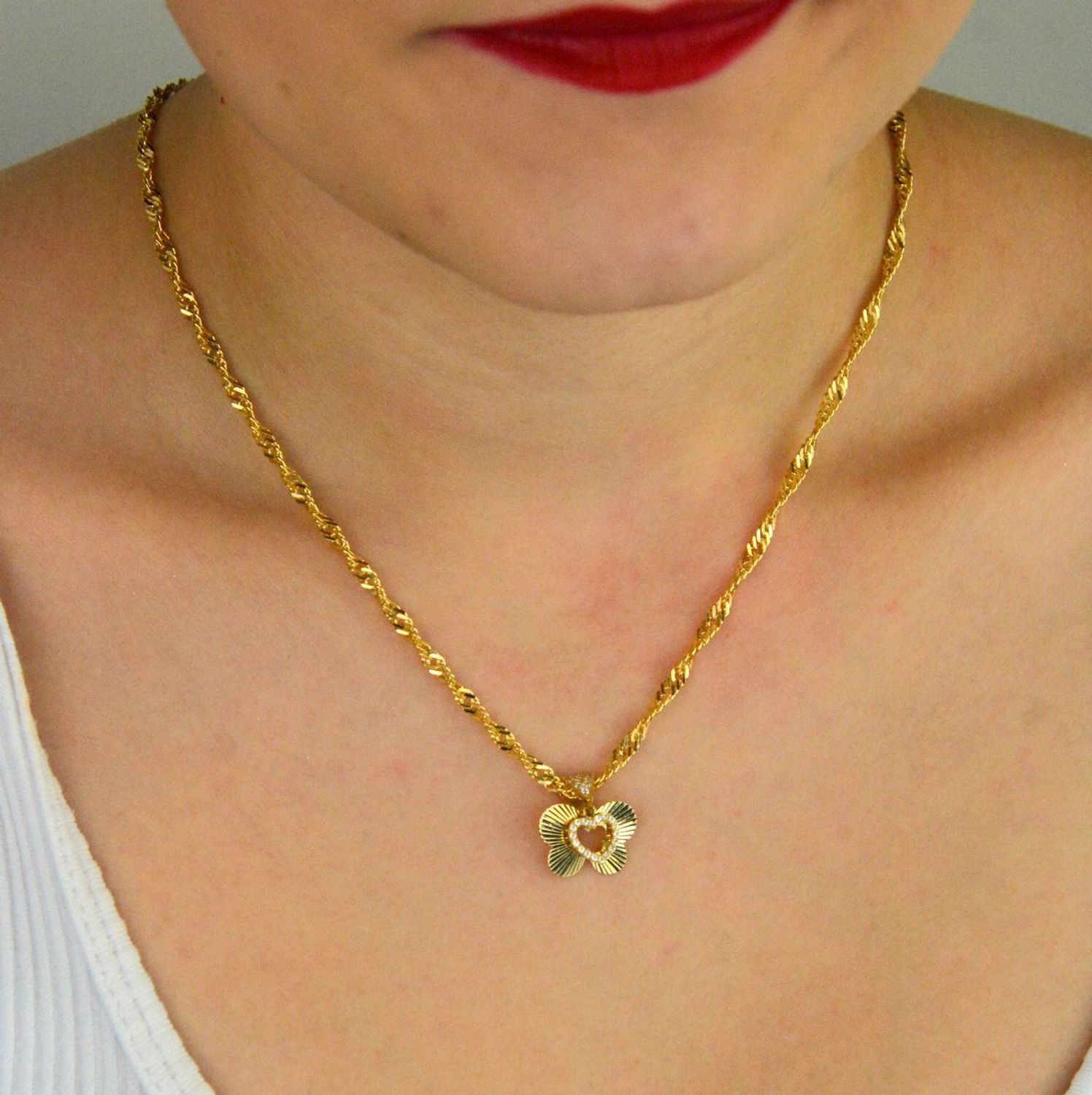 Zawieszka złota damska DIA-ZAW-13710-585 – dwa motylki, jeden ozdobiony cyrkonią. Wymiary 1,5 cm x 1,5 cm, waga 1,23 g. Delikatna i elegancka biżuteria idealna na prezent.1.jpg