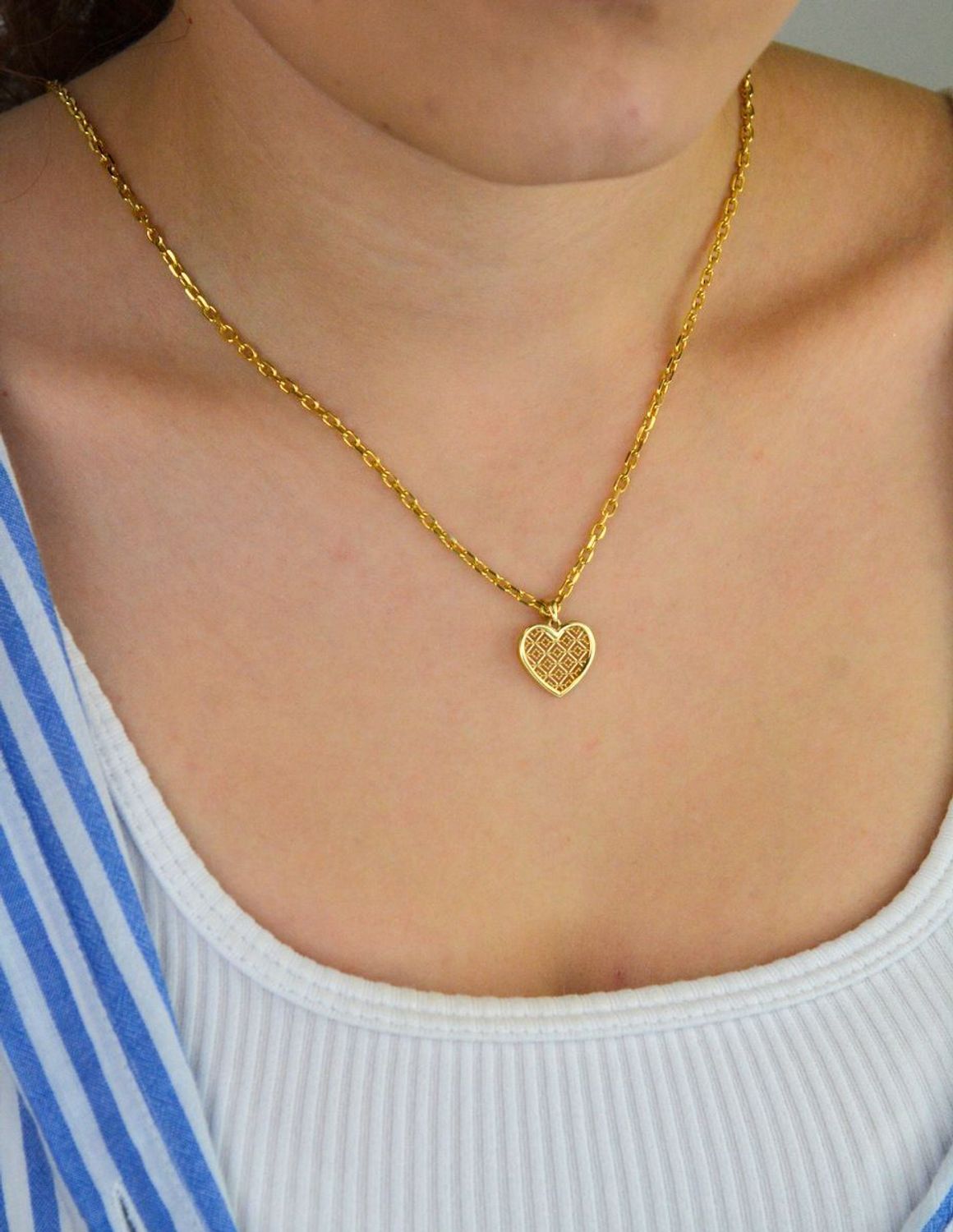 Zawieszka złota damska DIA-ZAW-13712-585 – ażurowe serce. Wymiary 1,8 cm x 1,5 cm, waga 1,00 g. Subtelny i elegancki dodatek idealny na prezent.1.jpg