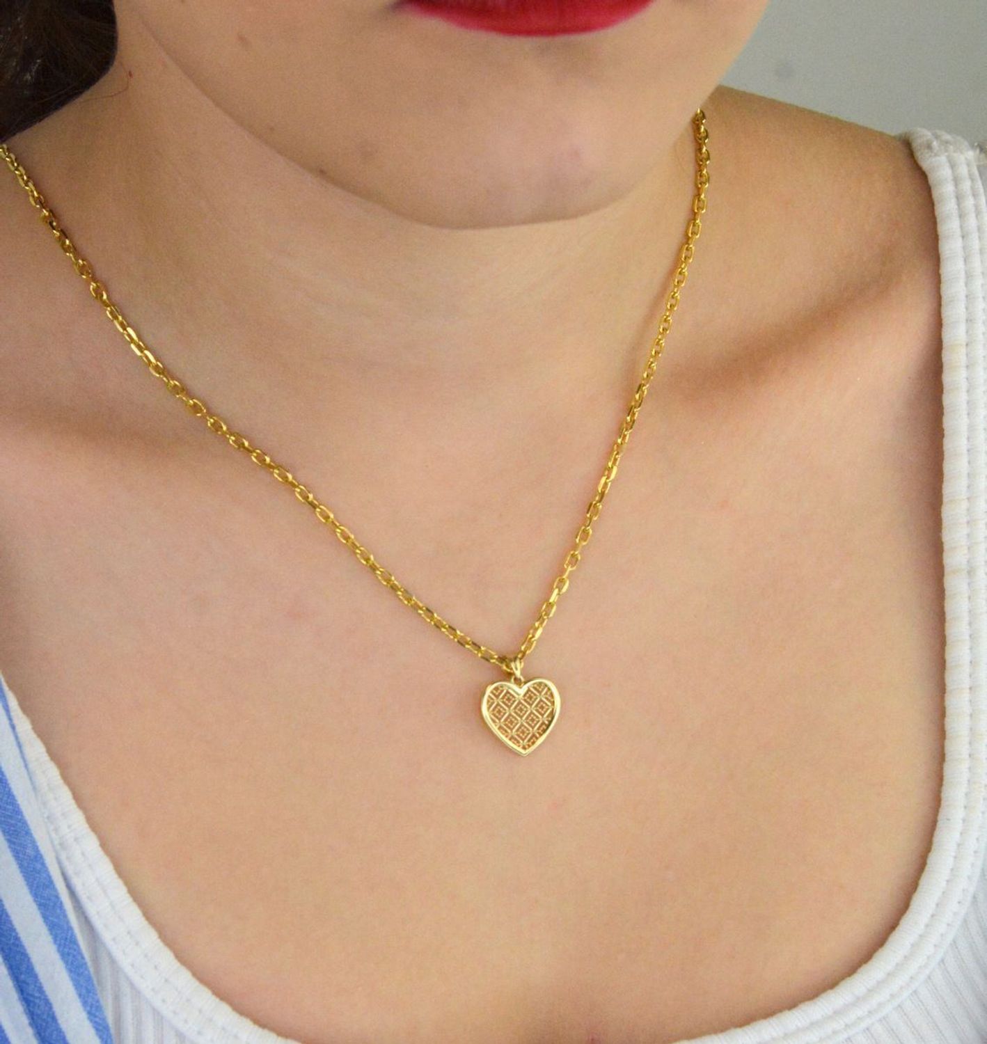 Zawieszka złota damska DIA-ZAW-13712-585 – ażurowe serce. Wymiary 1,8 cm x 1,5 cm, waga 1,00 g. Subtelny i elegancki dodatek idealny na prezent.1.jpg