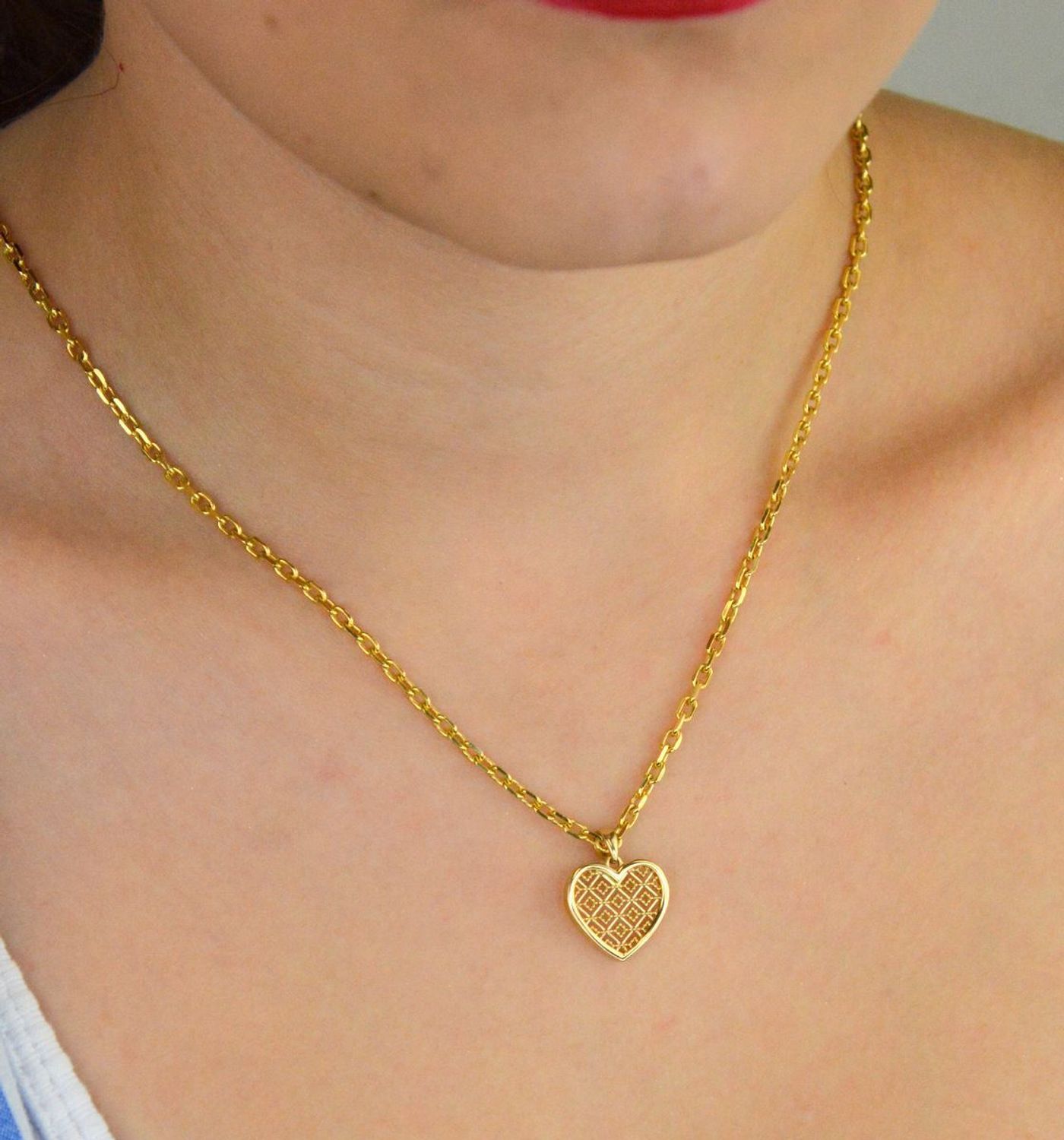 Zawieszka złota damska DIA-ZAW-13712-585 – ażurowe serce. Wymiary 1,8 cm x 1,5 cm, waga 1,00 g. Subtelny i elegancki dodatek idealny na prezent.1.jpg