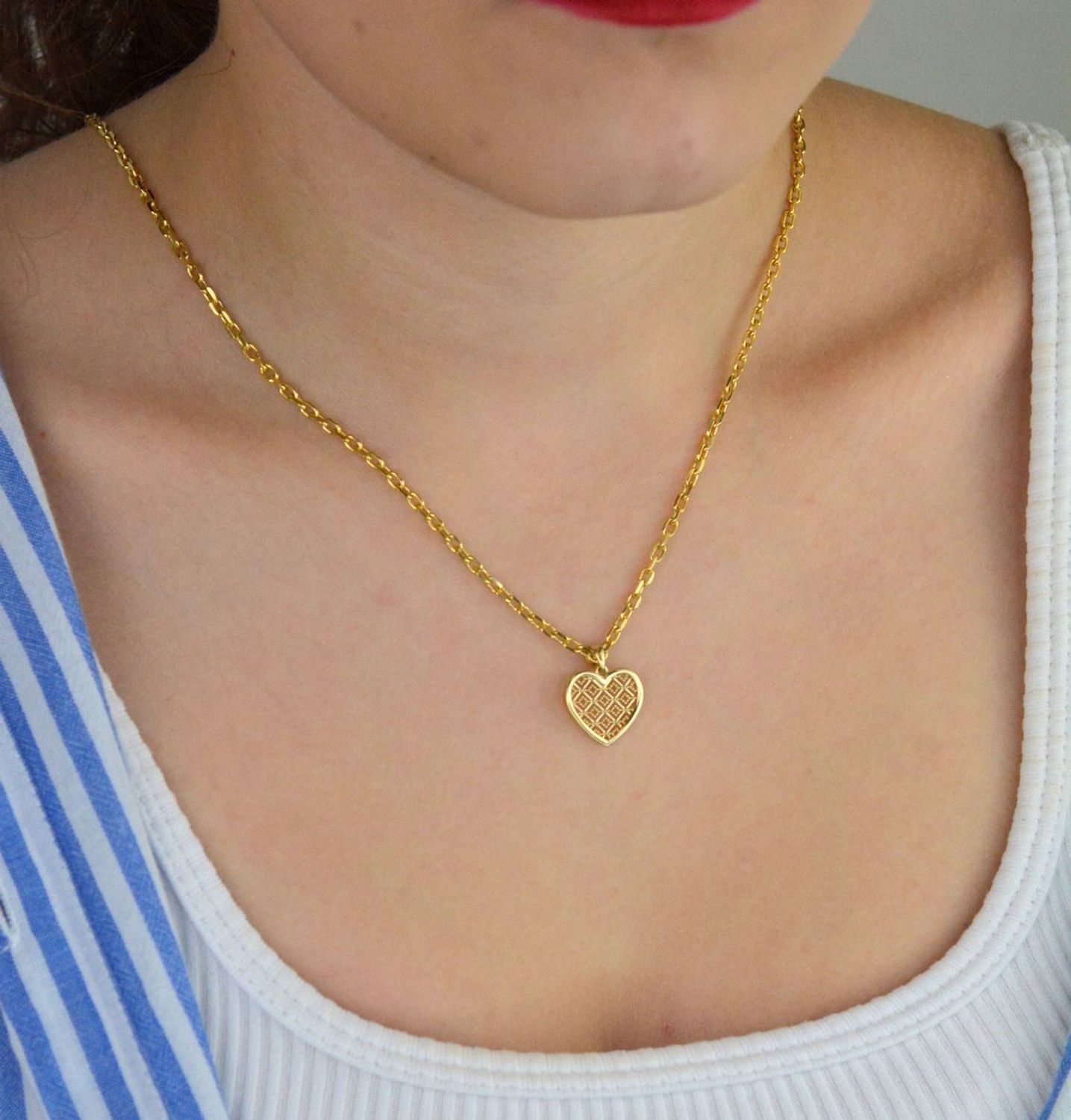 Zawieszka złota damska DIA-ZAW-13712-585 – ażurowe serce. Wymiary 1,8 cm x 1,5 cm, waga 1,00 g. Subtelny i elegancki dodatek idealny na prezent.1.jpg