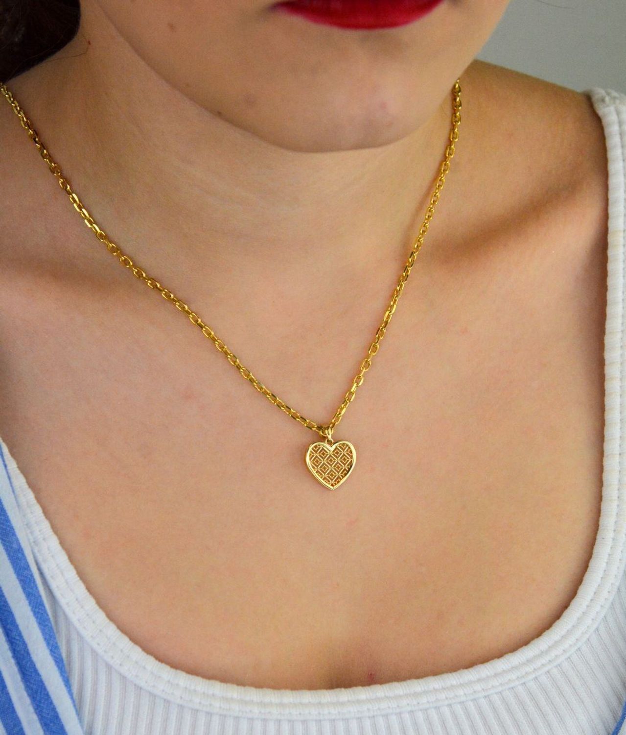 Zawieszka złota damska DIA-ZAW-13712-585 – ażurowe serce. Wymiary 1,8 cm x 1,5 cm, waga 1,00 g. Subtelny i elegancki dodatek idealny na prezent.1.jpg