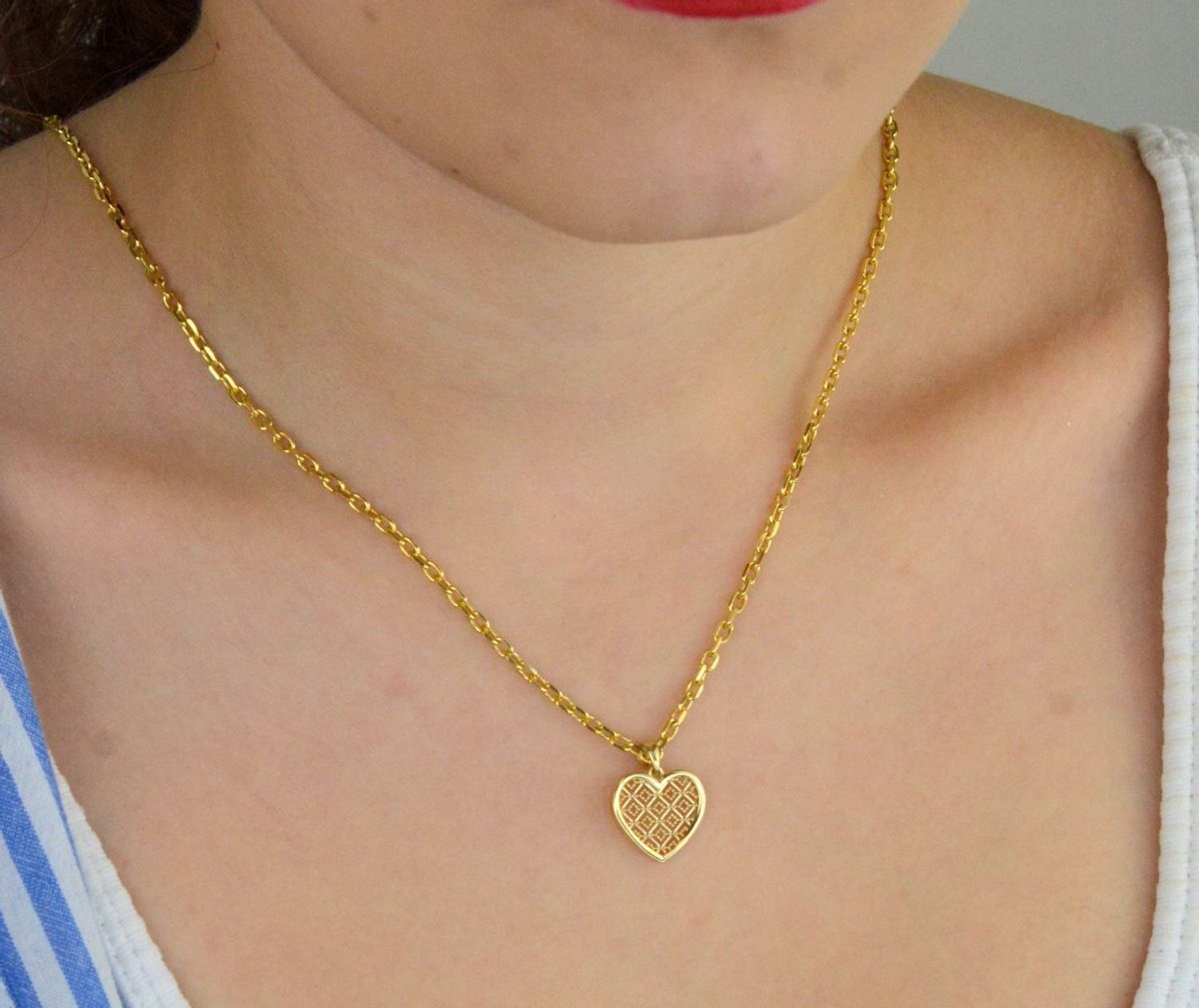 Zawieszka złota damska DIA-ZAW-13712-585 – ażurowe serce. Wymiary 1,8 cm x 1,5 cm, waga 1,00 g. Subtelny i elegancki dodatek idealny na prezent.1.jpg