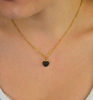 Zawieszka złota damska DIA-ZAW-13713-585 – serce zdobione czarnymi i białymi cyrkoniami. Wymiary 1,5 cm x 1,0 cm, waga 1,58 g. Subtelna i elegancka biżuteria idealna na prezent (1).JPG