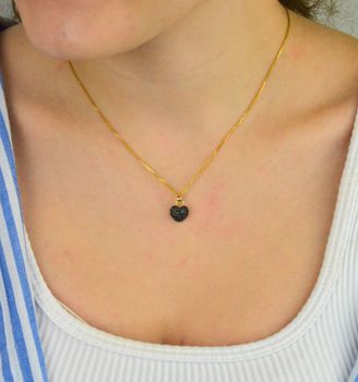 Zawieszka złota damska DIA-ZAW-13713-585 – serce zdobione czarnymi i białymi cyrkoniami. Wymiary 1,5 cm x 1,0 cm, waga 1,58 g. Subtelna i elegancka biżuteria idealna na prezent (2).JPG