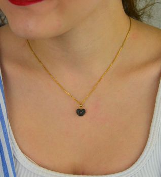 Zawieszka złota damska DIA-ZAW-13713-585 – serce zdobione czarnymi i białymi cyrkoniami. Wymiary 1,5 cm x 1,0 cm, waga 1,58 g. Subtelna i elegancka biżuteria idealna na prezent (3).JPG