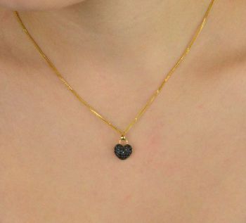 Zawieszka złota damska DIA-ZAW-13713-585 – serce zdobione czarnymi i białymi cyrkoniami. Wymiary 1,5 cm x 1,0 cm, waga 1,58 g. Subtelna i elegancka biżuteria idealna na prezent (4).JPG