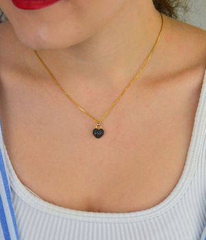 Zawieszka złota damska DIA-ZAW-13713-585 – serce zdobione czarnymi i białymi cyrkoniami. Wymiary 1,5 cm x 1,0 cm, waga 1,58 g. Subtelna i elegancka biżuteria idealna na prezent (5).JPG