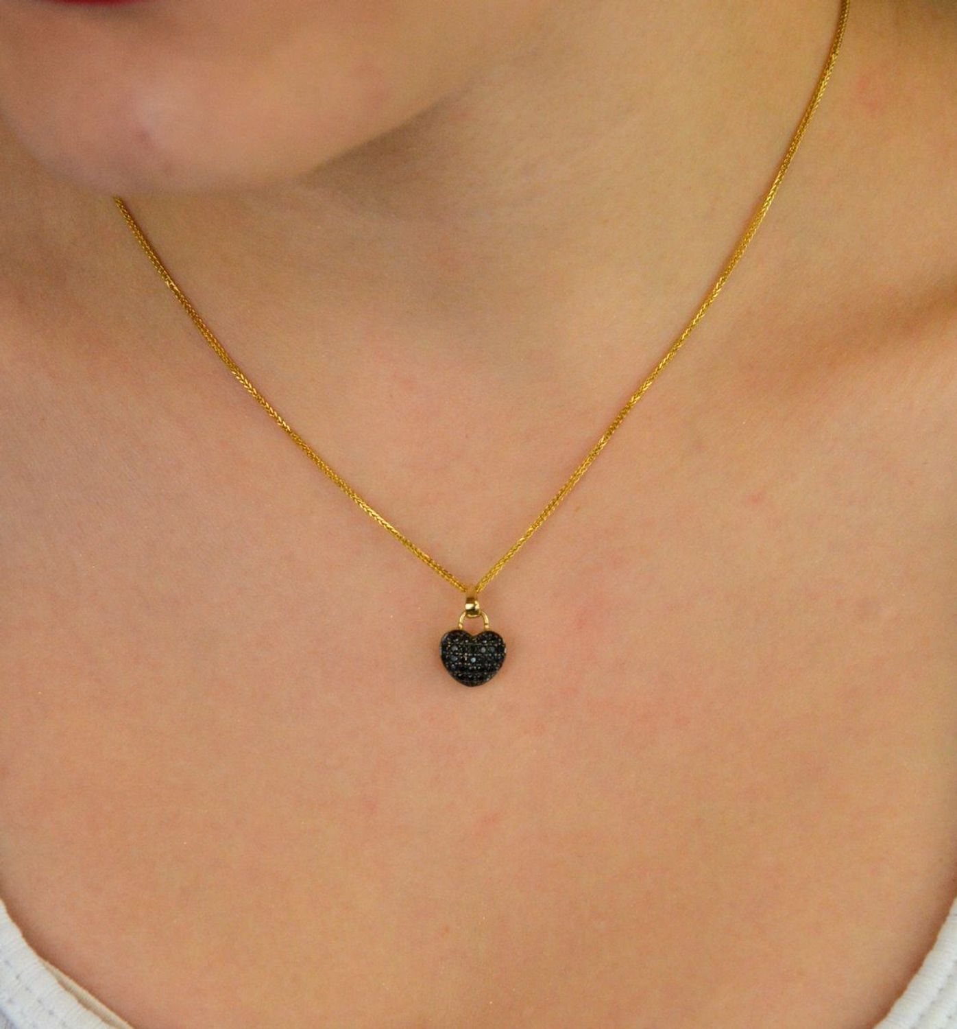Zawieszka złota damska DIA-ZAW-13713-585 – serce zdobione czarnymi i białymi cyrkoniami. Wymiary 1,5 cm x 1,0 cm, waga 1,58 g. Subtelna i elegancka biżuteria idealna na prezent.2.jpg
