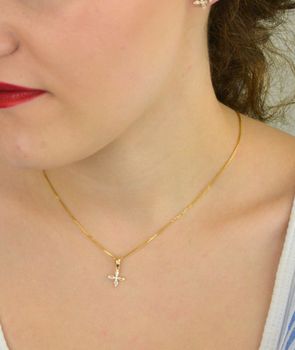 Zawieszka złota DIA-ZAW-13727-585 – kwiatek w cyrkonie. Wymiary 1,6 cm x 1,0 cm, waga 0,55 g. Subtelna i elegancka biżuteria, idealna na prezent (3).JPG