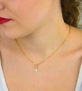 Zawieszka złota DIA-ZAW-13727-585 – kwiatek w cyrkonie. Wymiary 1,6 cm x 1,0 cm, waga 0,55 g. Subtelna i elegancka biżuteria, idealna na prezent (4).JPG