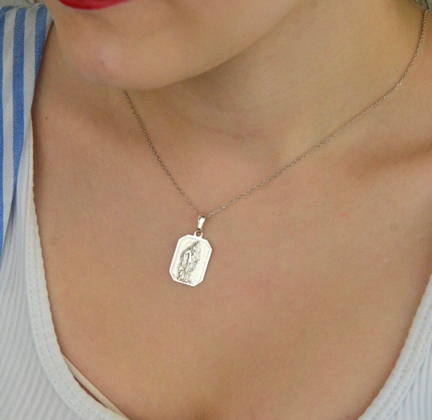 Elegancki medalik srebrny 925 ze Świętym Florianem DIA-ZAW-13738-925. Wymiary 15×25 mm, krawatka 8 mm, waga 2,6 g. Idealny religijny amulet lub prezent.1.webp