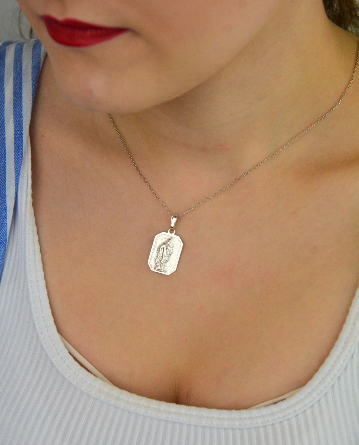 Elegancki medalik srebrny 925 ze Świętym Florianem DIA-ZAW-13738-925. Wymiary 15×25 mm, krawatka 8 mm, waga 2,6 g. Idealny religijny amulet lub prezent.1.webp