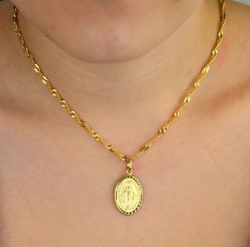 Zawieszka złota damska DIA-ZAW-13746-585 – Matka Boska Cudowna. Wymiary 3,2 cm x 1,6 cm, waga 1,81 g. Elegancka biżuteria religijna, idealna na prezent (1).JPG