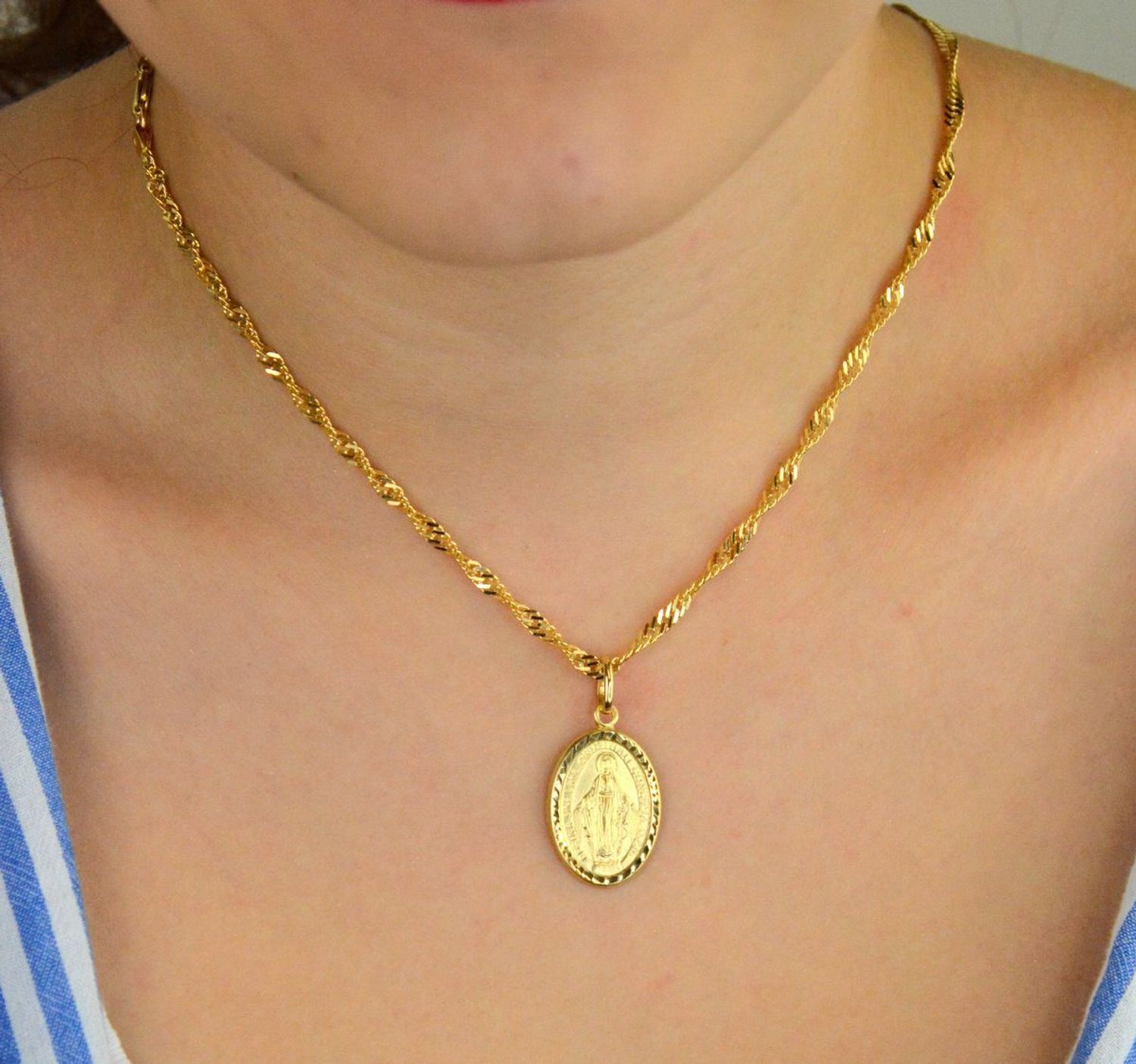 Zawieszka złota damska DIA-ZAW-13746-585 – Matka Boska Cudowna. Wymiary 3,2 cm x 1,6 cm, waga 1,81 g. Elegancka biżuteria religijna, idealna na prezent.1.jpg