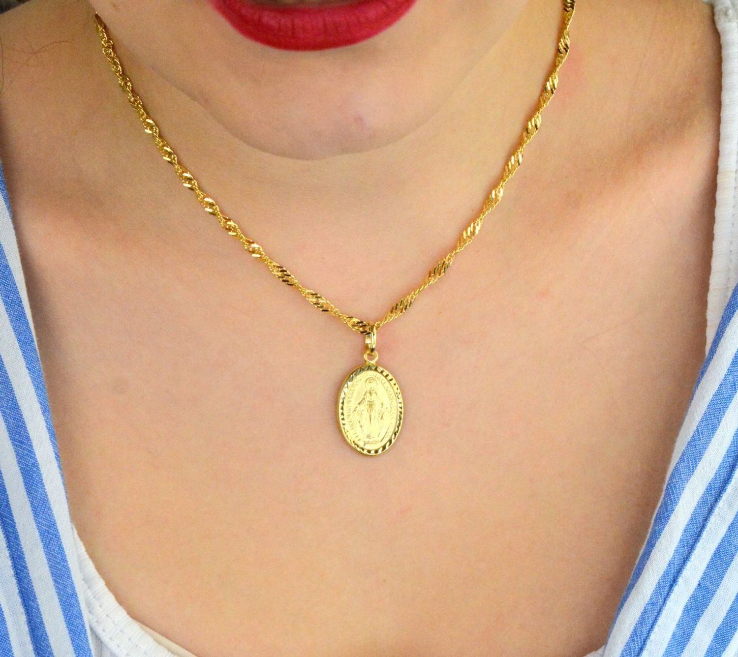 Zawieszka złota damska DIA-ZAW-13746-585 – Matka Boska Cudowna. Wymiary 3,2 cm x 1,6 cm, waga 1,81 g. Elegancka biżuteria religijna, idealna na prezent.1.jpg