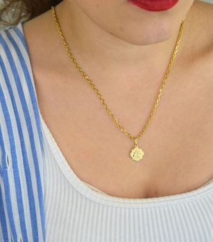 Złota zawieszka damska próby 585 w formie szkaplerza, model DIA-ZAW-13747-585. Długość z oczkiem 2,0 cm, szerokość 8 mm, waga 1,14 g. Elegancka biżuteria o symbolicznym znaczeniu – idealna na prezent (4).JPG