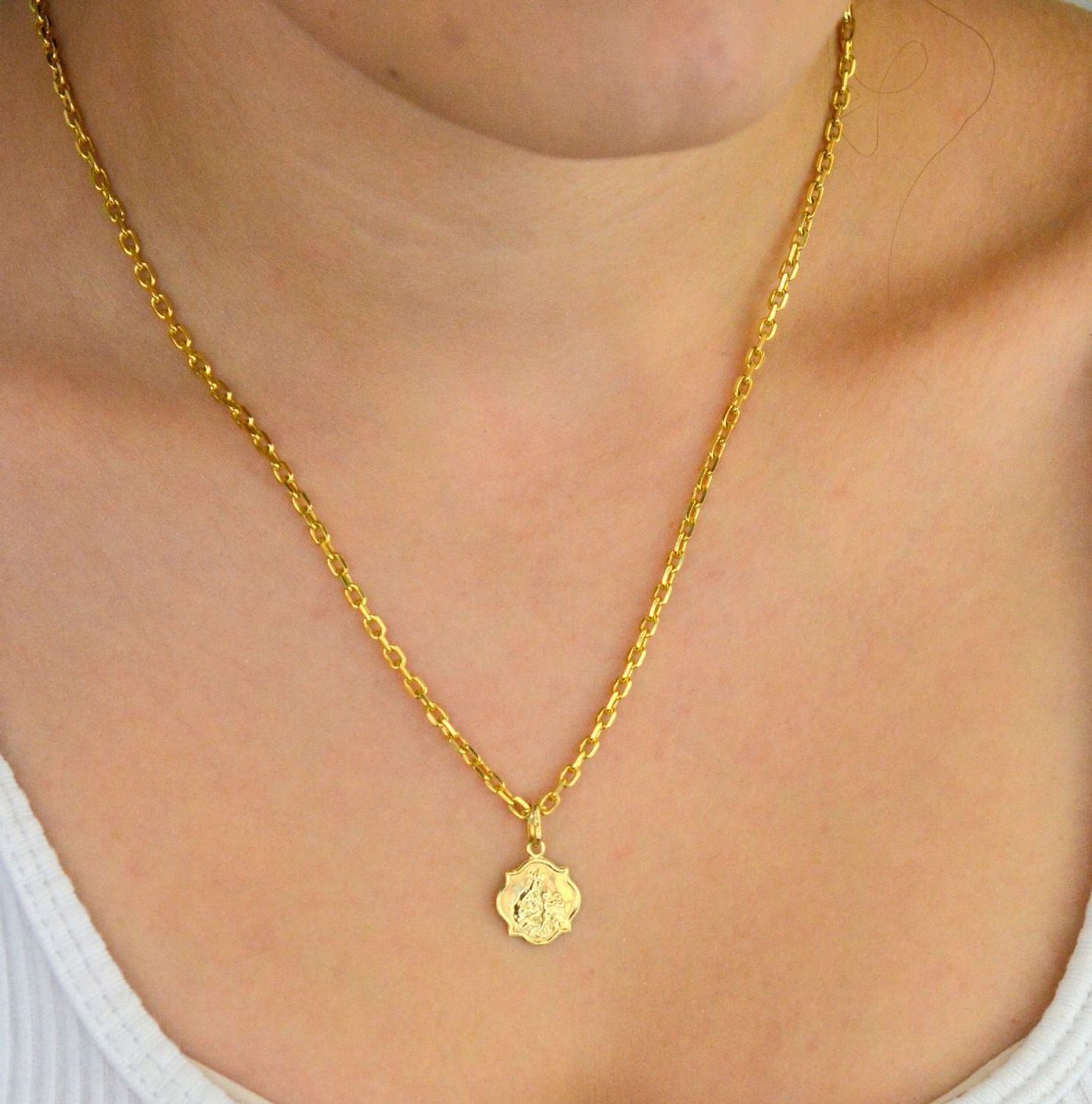 Złota zawieszka damska próby 585 w formie szkaplerza, model DIA-ZAW-13747-585. Długość z oczkiem 2,0 cm, szerokość 8 mm, waga 1,14 g. Elegancka biżuteria o symbolicznym znaczeniu – 2.jpg