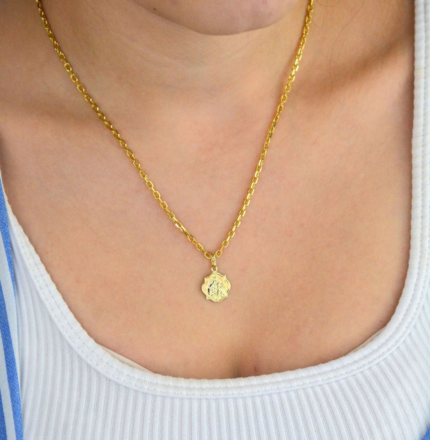 Złota zawieszka damska próby 585 w formie szkaplerza, model DIA-ZAW-13747-585. Długość z oczkiem 2,0 cm, szerokość 8 mm, waga 1,14 g. Elegancka biżuteria o symbolicznym znaczeniu – 2.jpg