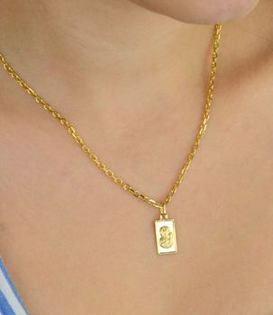 Zawieszka złota DIA-ZAW-13748-585 – prostokątny medalik z wizerunkiem Matki Boskiej z Dzieciątkiem. Wymiary 2,2 cm x 0,9 cm, waga 0,79 g. Subtelny i elegancki religijny dodatek (1).JPG