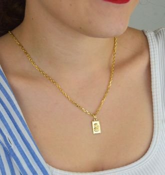 Zawieszka złota DIA-ZAW-13748-585 – prostokątny medalik z wizerunkiem Matki Boskiej z Dzieciątkiem. Wymiary 2,2 cm x 0,9 cm, waga 0,79 g. Subtelny i elegancki religijny dodatek (3).JPG