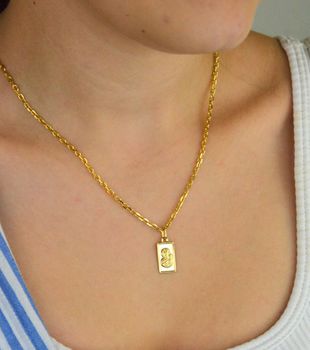 Zawieszka złota DIA-ZAW-13748-585 – prostokątny medalik z wizerunkiem Matki Boskiej z Dzieciątkiem. Wymiary 2,2 cm x 0,9 cm, waga 0,79 g. Subtelny i elegancki religijny dodatek (4).JPG