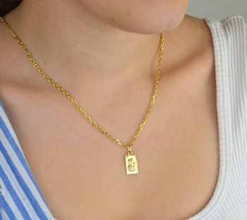 Zawieszka złota DIA-ZAW-13748-585 – prostokątny medalik z wizerunkiem Matki Boskiej z Dzieciątkiem. Wymiary 2,2 cm x 0,9 cm, waga 0,79 g. Subtelny i elegancki religijny dodatek (5).JPG