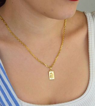 Zawieszka złota DIA-ZAW-13748-585 – prostokątny medalik z wizerunkiem Matki Boskiej z Dzieciątkiem. Wymiary 2,2 cm x 0,9 cm, waga 0,79 g. Subtelny i elegancki religijny dodatek (6).JPG