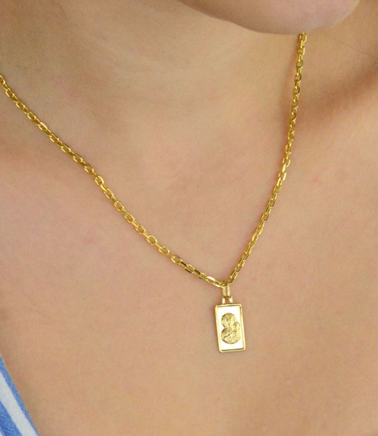 Zawieszka złota DIA-ZAW-13748-585 – prostokątny medalik Matka Boska z Dzieciątkiem.jpg