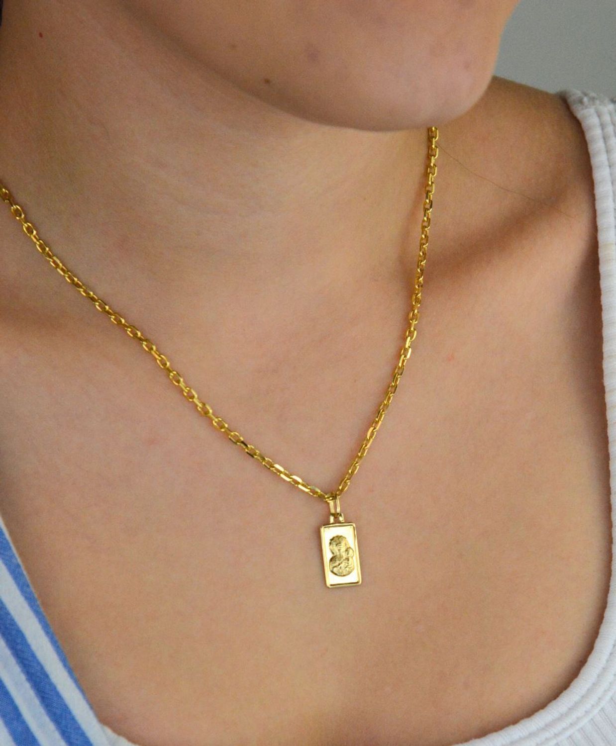 Zawieszka złota DIA-ZAW-13748-585 – prostokątny medalik Matka Boska z Dzieciątkiem.jpg