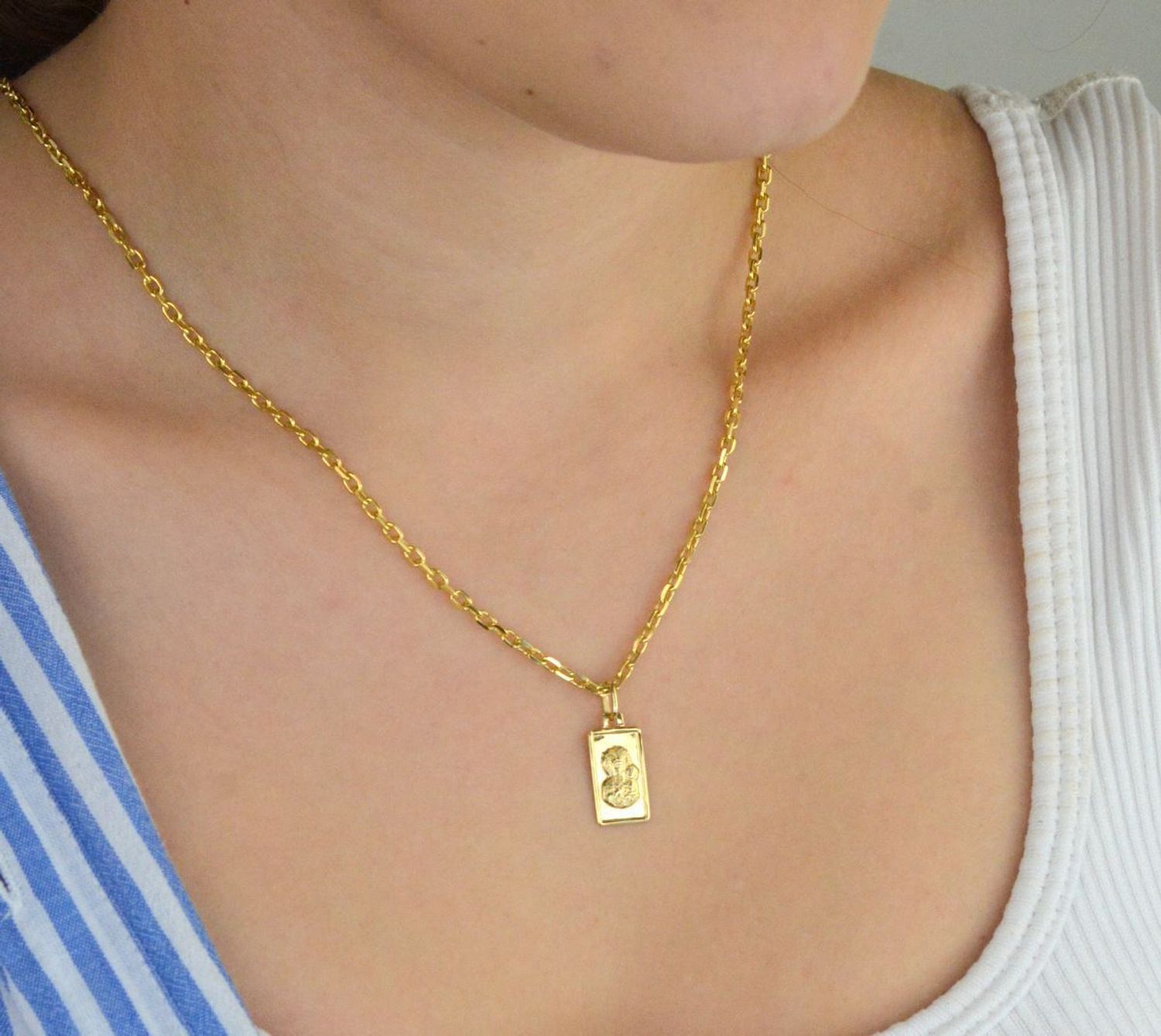 Zawieszka złota DIA-ZAW-13748-585 – prostokątny medalik Matka Boska z Dzieciątkiem.jpg