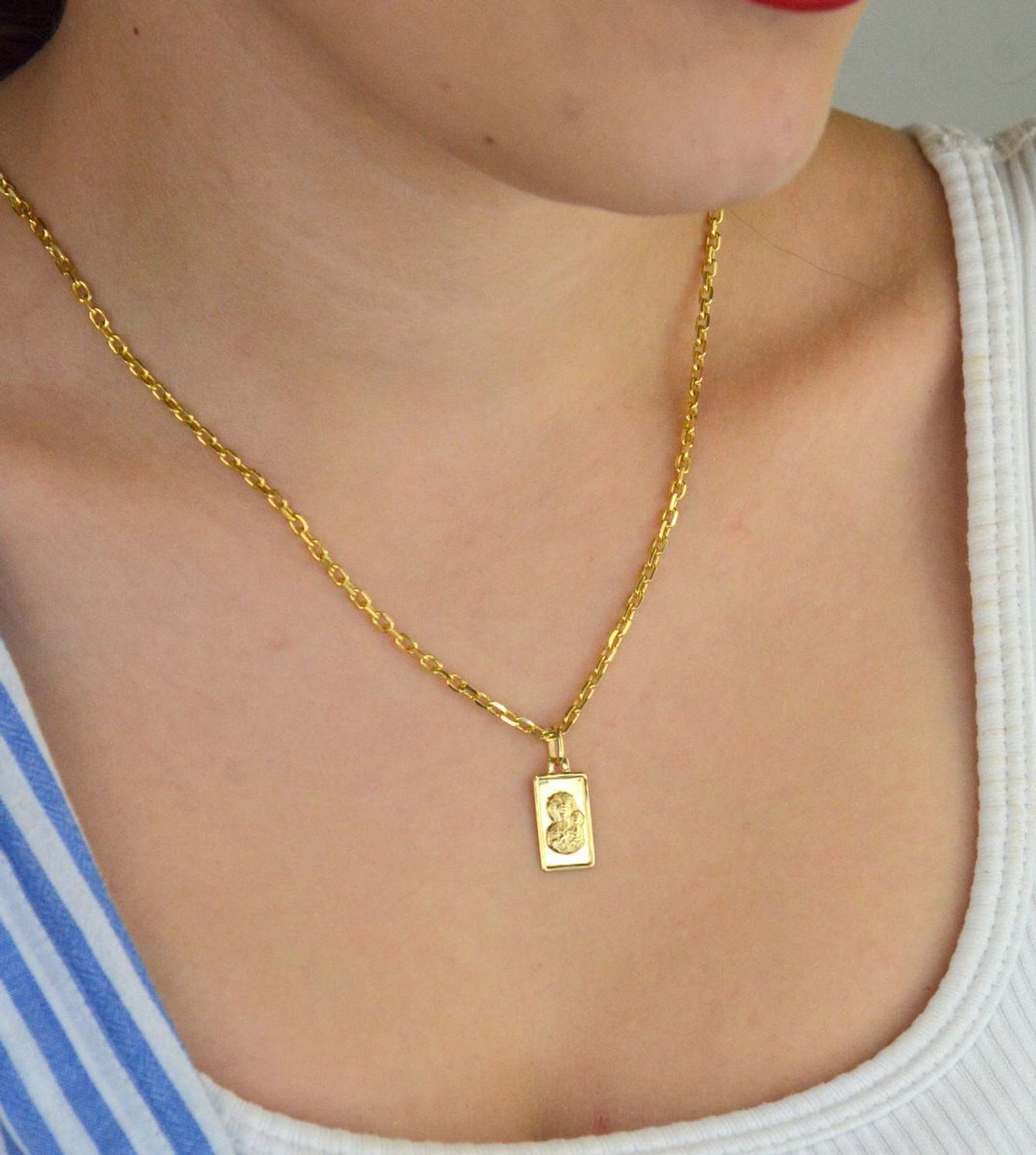 Zawieszka złota DIA-ZAW-13748-585 – prostokątny medalik Matka Boska z Dzieciątkiem.jpg