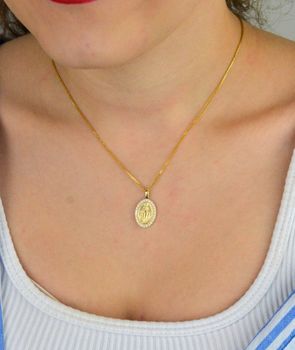 Zawieszka złota DIA-ZAW-13749-585 – Matka Boska Cudowna, owalna, zdobiona cyrkoniami. Wymiary 2,3 cm x 1,3 cm, waga 1,84 g. Elegancka biżuteria religijna, idealna na prezent (2).JPG