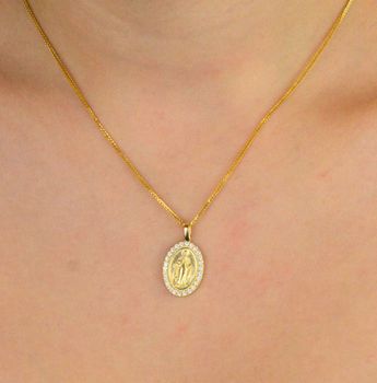 Zawieszka złota DIA-ZAW-13749-585 – Matka Boska Cudowna, owalna, zdobiona cyrkoniami. Wymiary 2,3 cm x 1,3 cm, waga 1,84 g. Elegancka biżuteria religijna, idealna na prezent (4).JPG