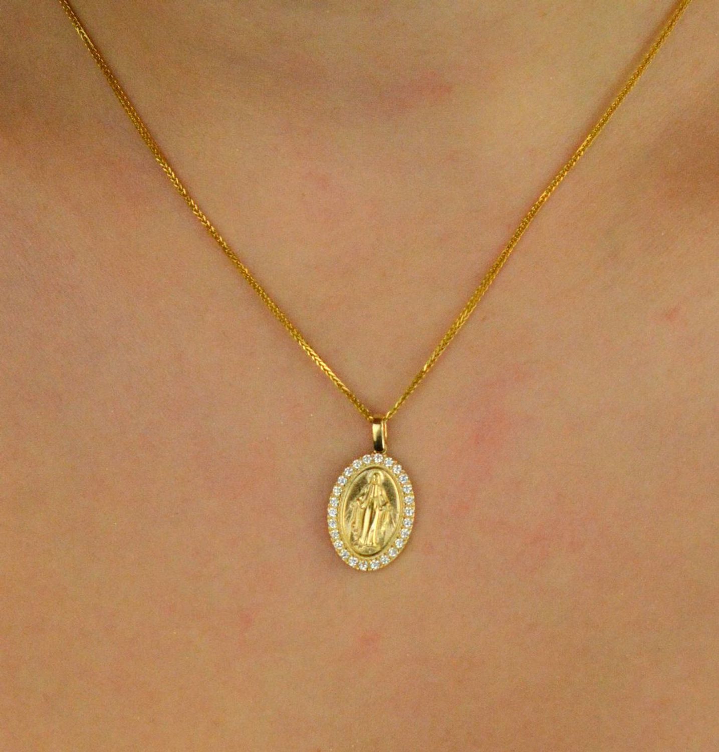 Zawieszka złota DIA-ZAW-13749-585 – Matka Boska Cudowna, owalna, zdobiona cyrkoniami. Wymiary 2,3 cm x 1,3 cm, waga 1,84 g. Elegancka biżuteria religijna, idealna na prezent.1.jpg