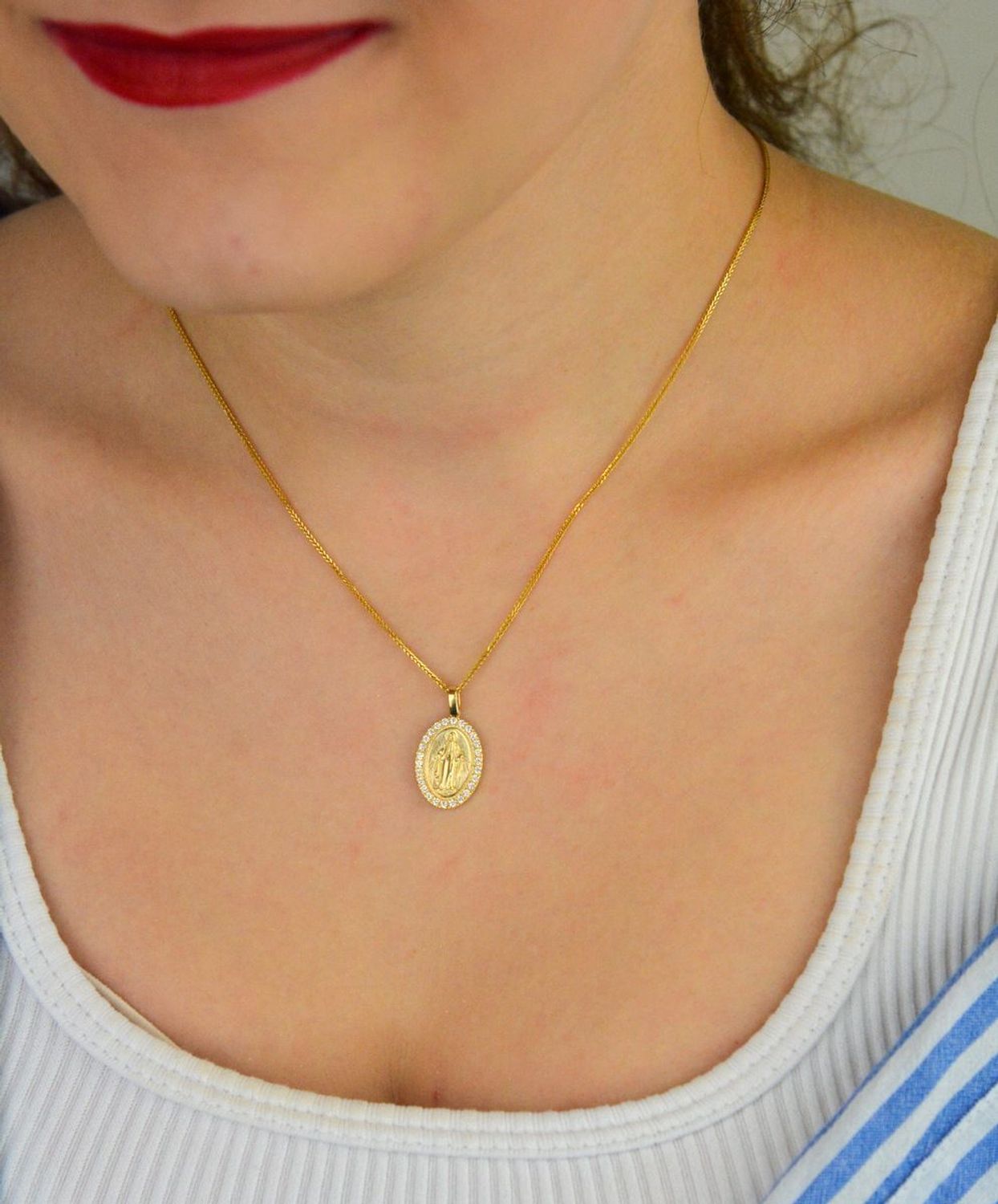 Zawieszka złota DIA-ZAW-13749-585 – Matka Boska Cudowna, owalna, zdobiona cyrkoniami. Wymiary 2,3 cm x 1,3 cm, waga 1,84 g. Elegancka biżuteria religijna, idealna na prezent.1.jpg