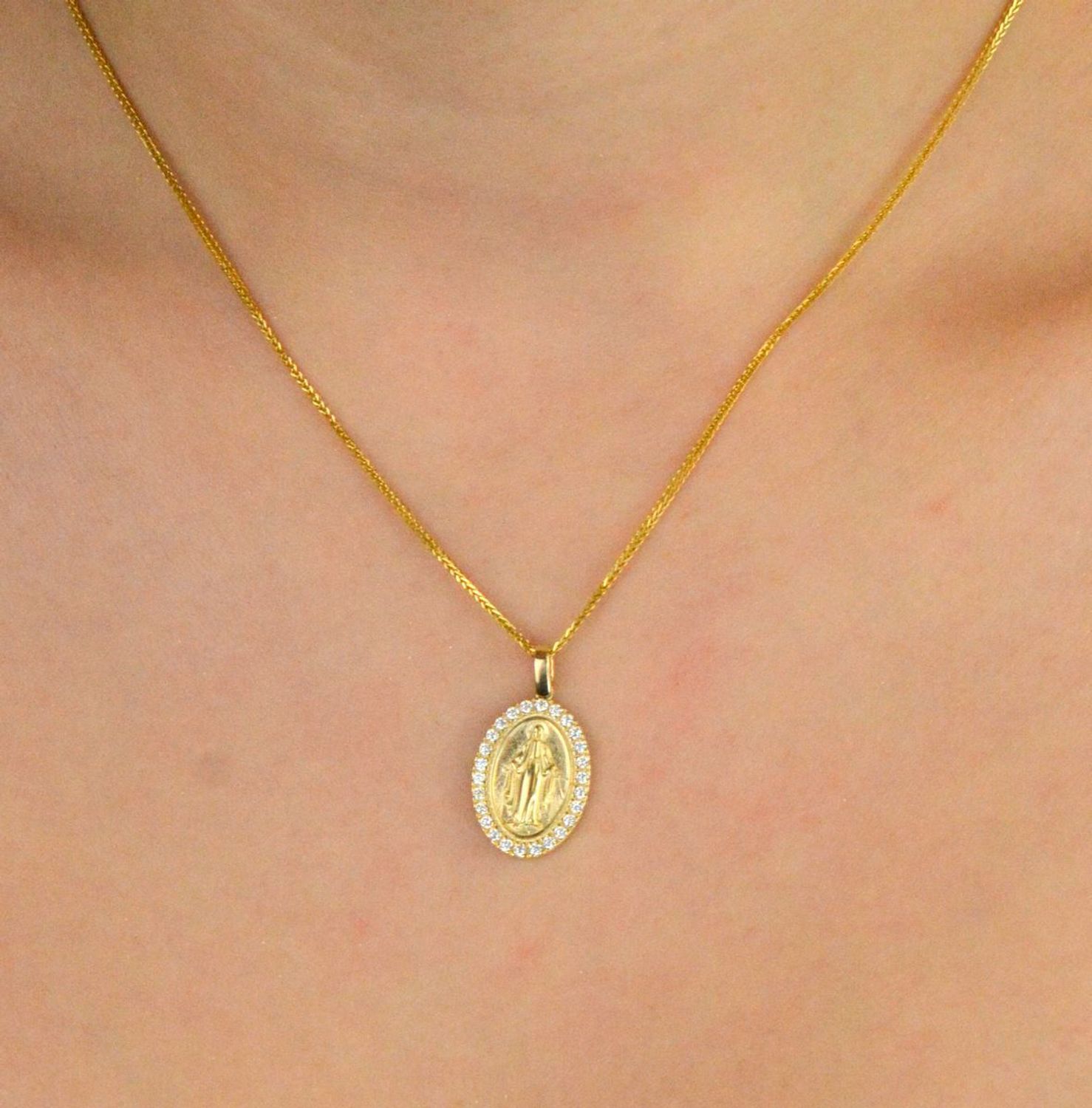 Zawieszka złota DIA-ZAW-13749-585 – Matka Boska Cudowna, owalna, zdobiona cyrkoniami. Wymiary 2,3 cm x 1,3 cm, waga 1,84 g. Elegancka biżuteria religijna, idealna na prezent.1.jpg