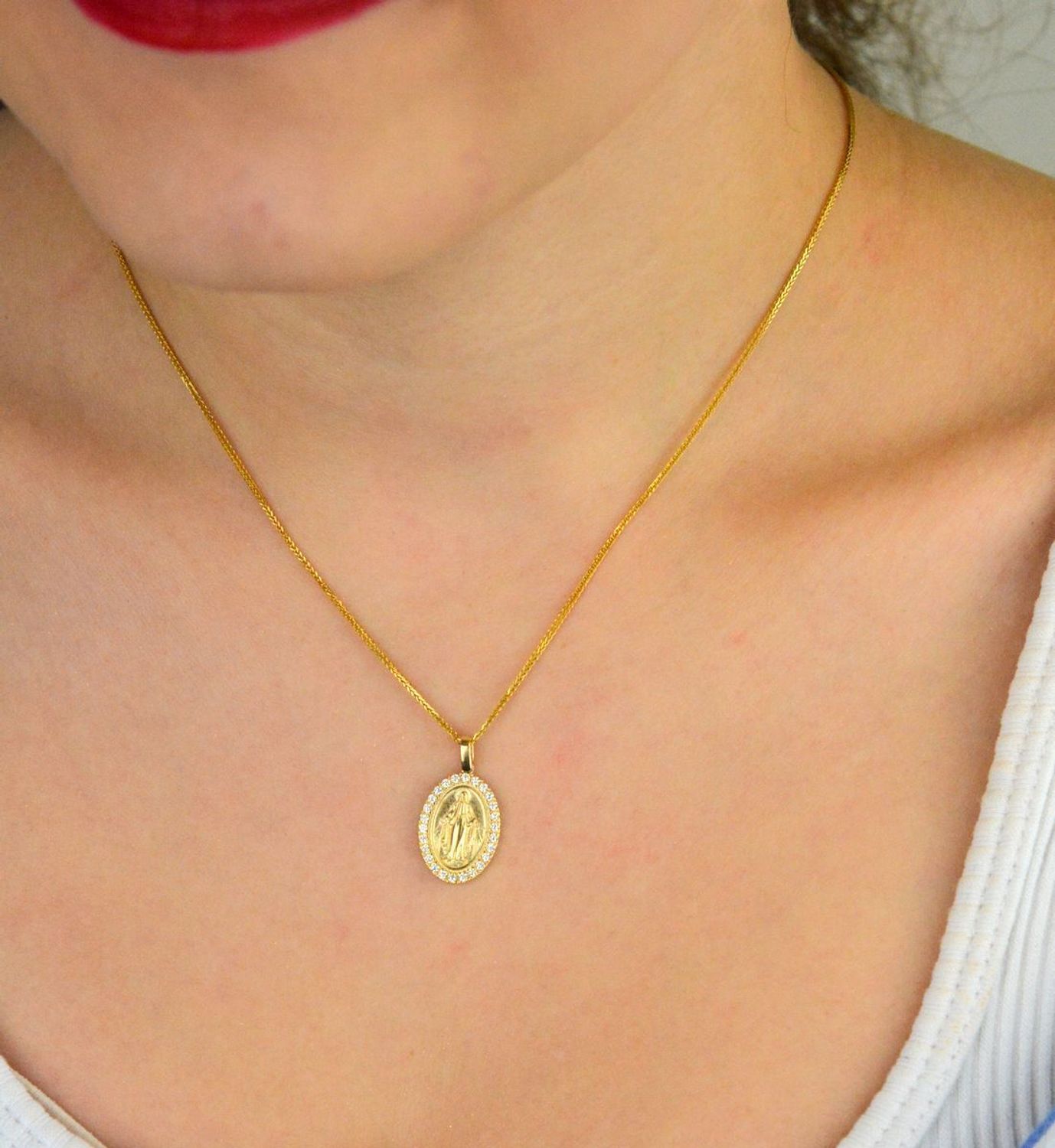 Zawieszka złota DIA-ZAW-13749-585 – Matka Boska Cudowna, owalna, zdobiona cyrkoniami. Wymiary 2,3 cm x 1,3 cm, waga 1,84 g. Elegancka biżuteria religijna, idealna na prezent.1.jpg