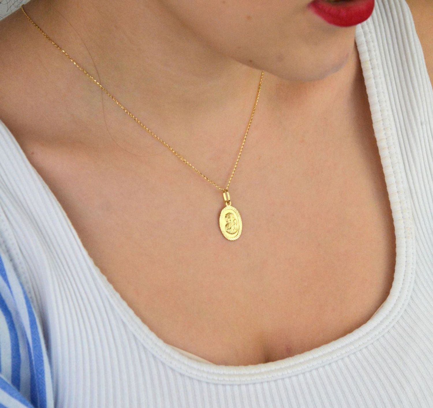 Zawieszka złota DIA-ZAW-13750-585 – Matka Boska z Dzieciątkiem. Wymiary 2,2 cm x 1,2 cm, waga 0,99 g. Subtelna i elegancka biżuteria religijna, idealna na prezent.1.jpg