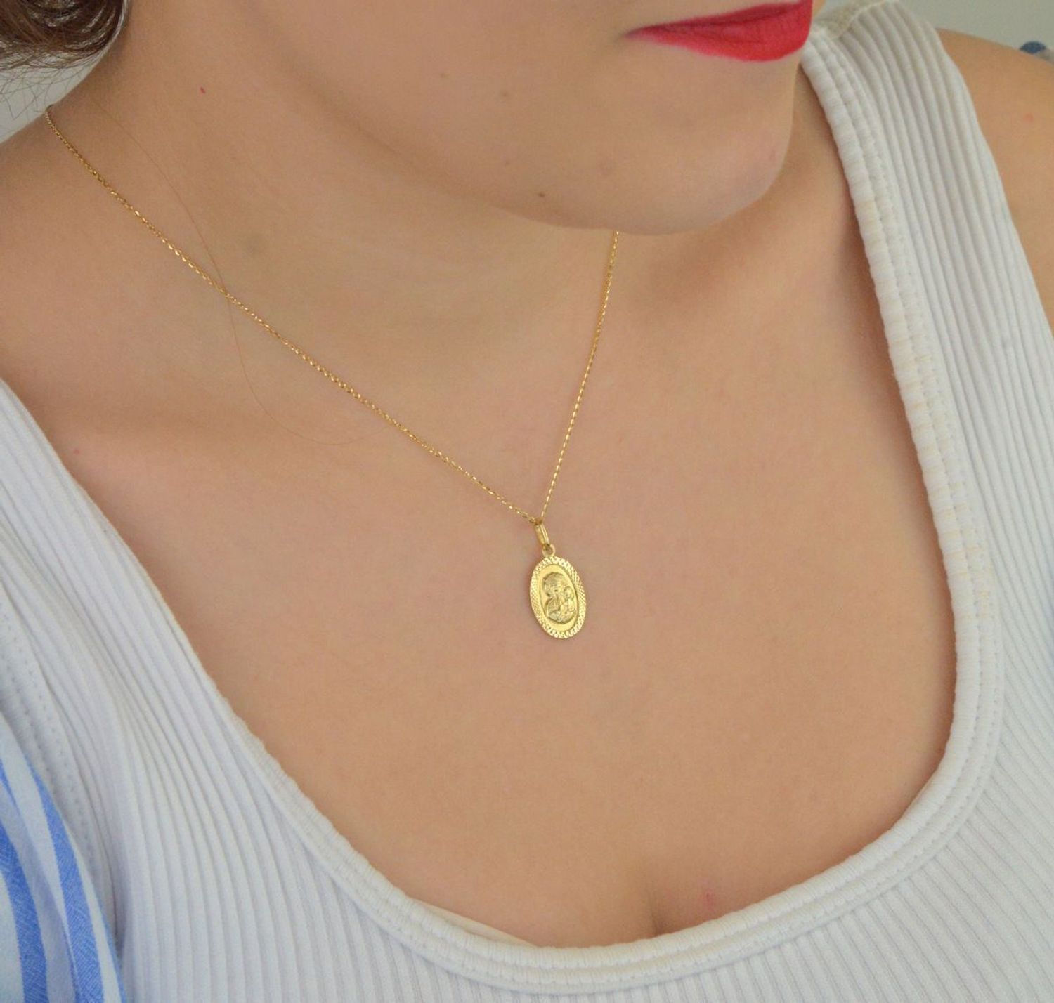 Zawieszka złota DIA-ZAW-13750-585 – Matka Boska z Dzieciątkiem. Wymiary 2,2 cm x 1,2 cm, waga 0,99 g. Subtelna i elegancka biżuteria religijna, idealna na prezent.1.jpg