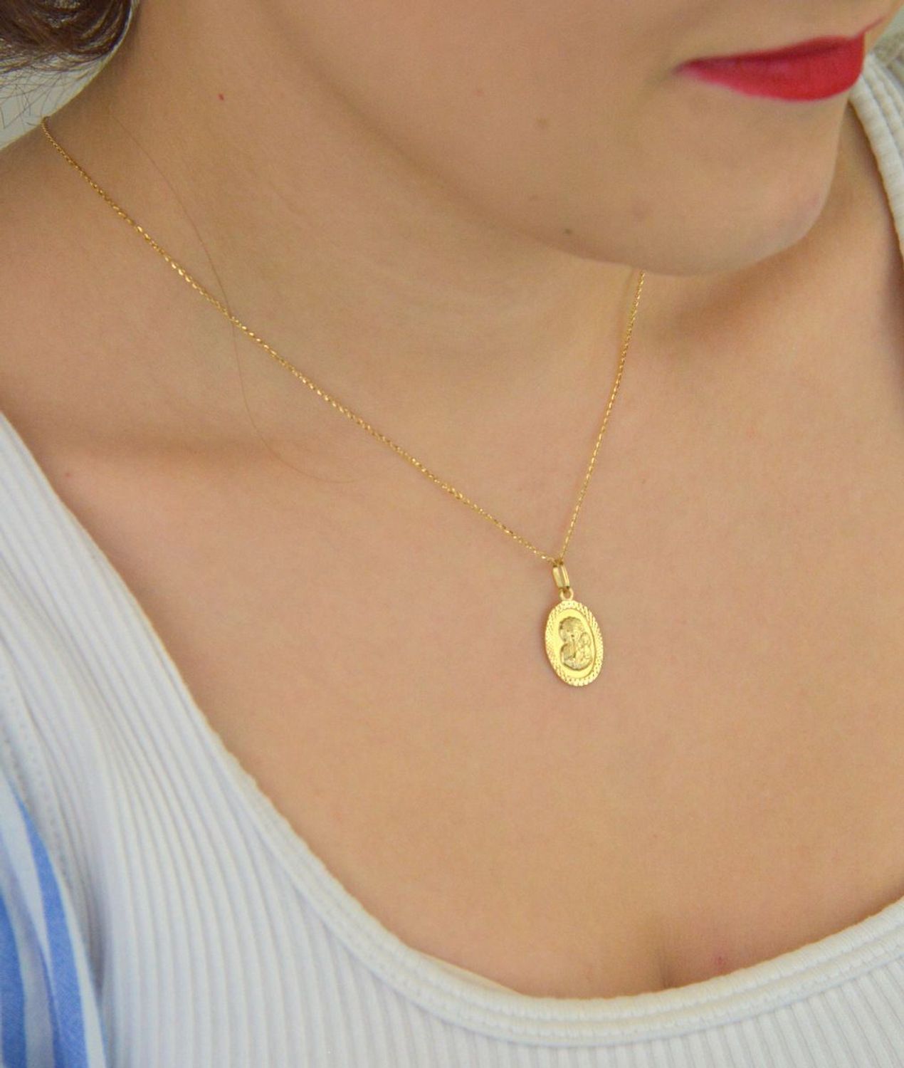 Zawieszka złota DIA-ZAW-13750-585 – Matka Boska z Dzieciątkiem. Wymiary 2,2 cm x 1,2 cm, waga 0,99 g. Subtelna i elegancka biżuteria religijna, idealna na prezent.1.jpg