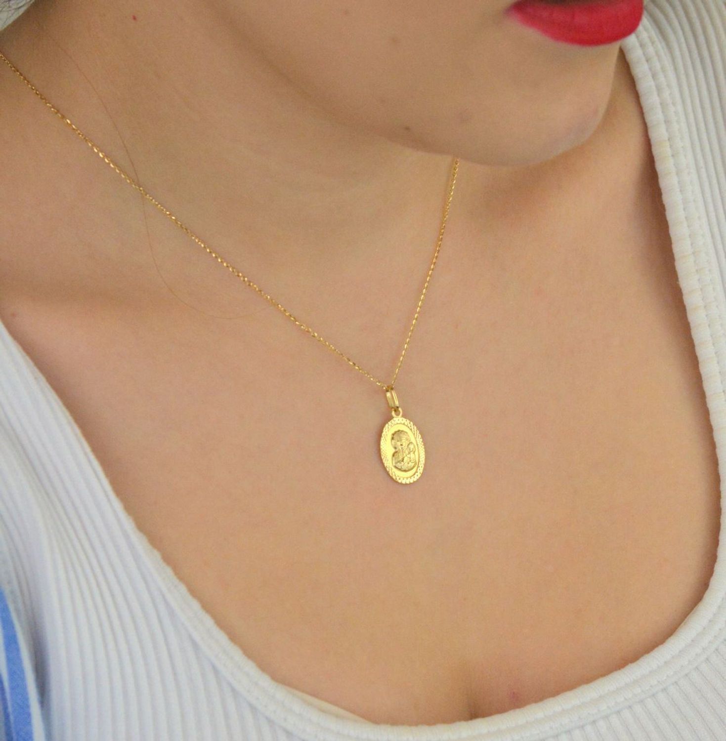 Zawieszka złota DIA-ZAW-13750-585 – Matka Boska z Dzieciątkiem. Wymiary 2,2 cm x 1,2 cm, waga 0,99 g. Subtelna i elegancka biżuteria religijna, idealna na prezent.1.jpg