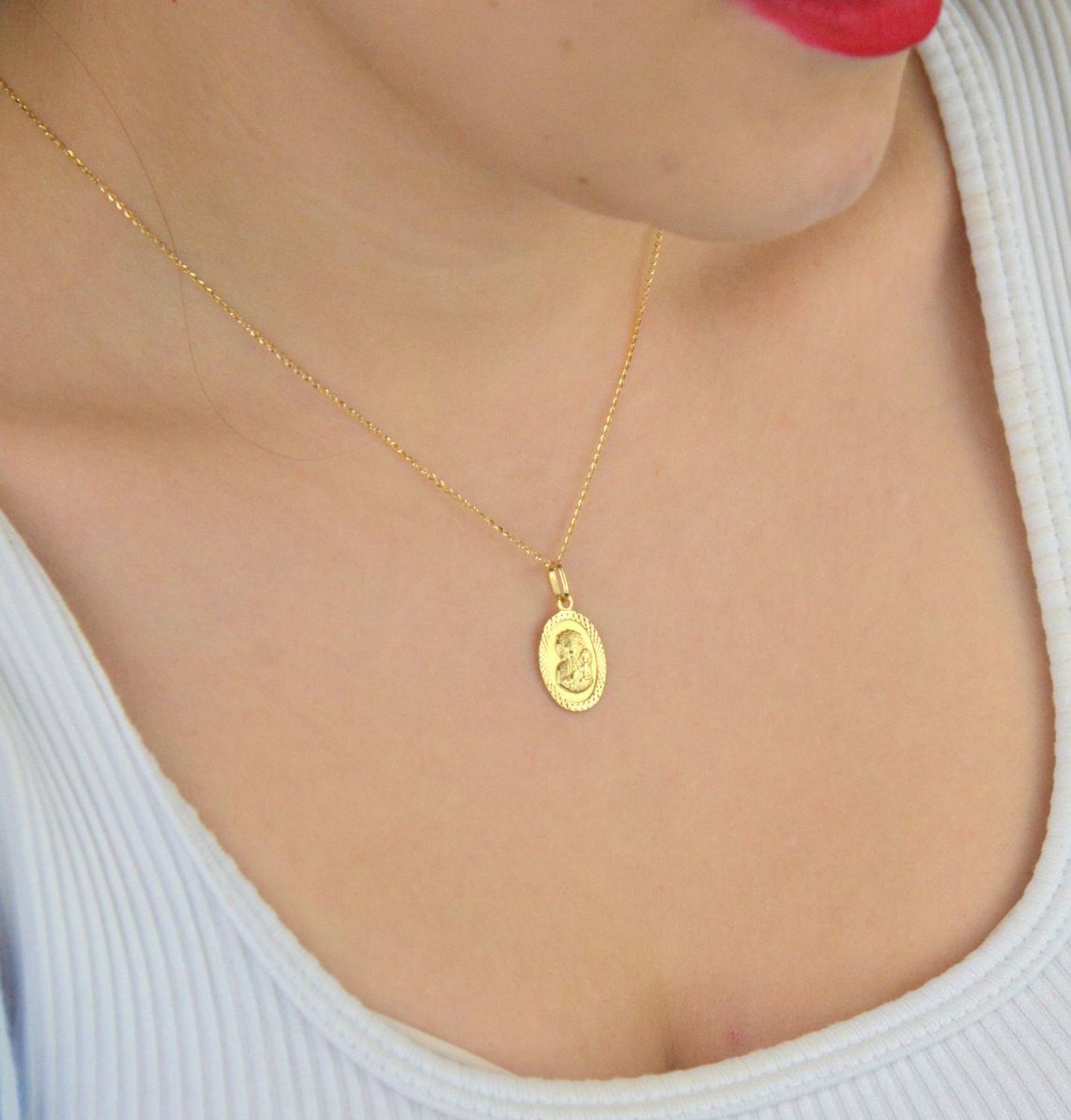 Zawieszka złota DIA-ZAW-13750-585 – Matka Boska z Dzieciątkiem. Wymiary 2,2 cm x 1,2 cm, waga 0,99 g. Subtelna i elegancka biżuteria religijna, idealna na prezent.1.jpg