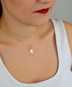 Zawieszka złota DIA-ZAW-13751-585 – medalik Matka Boska z Dzieciątkiem. Wymiary 1,9 cm x 1,0 cm, waga 0,50 g. Subtelna i elegancka biżuteria religijna, idealna na prezent (1).JPG