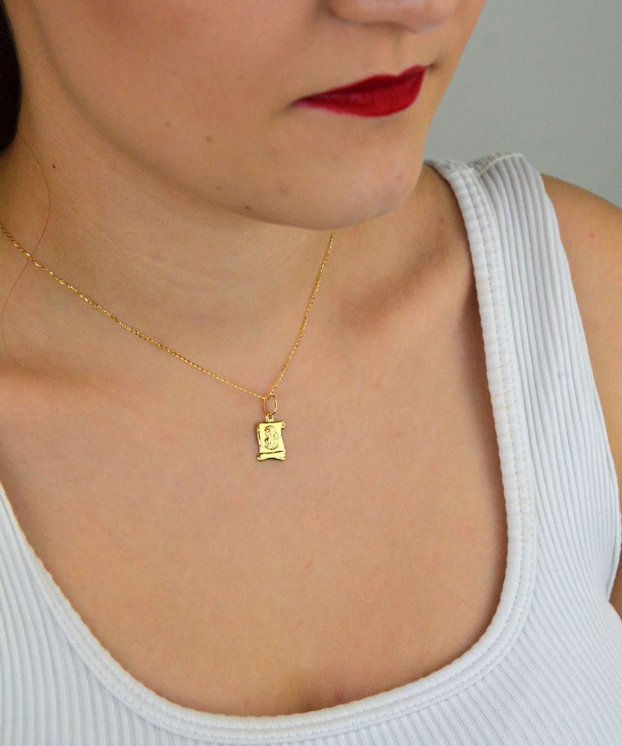 Zawieszka złota DIA-ZAW-13751-585 – medalik Matka Boska z Dzieciątkiem. Wymiary 1,9 cm x 1,0 cm, waga 0,50 g. Subtelna i elegancka biżuteria religijna, idealna na prezent.1.jpg