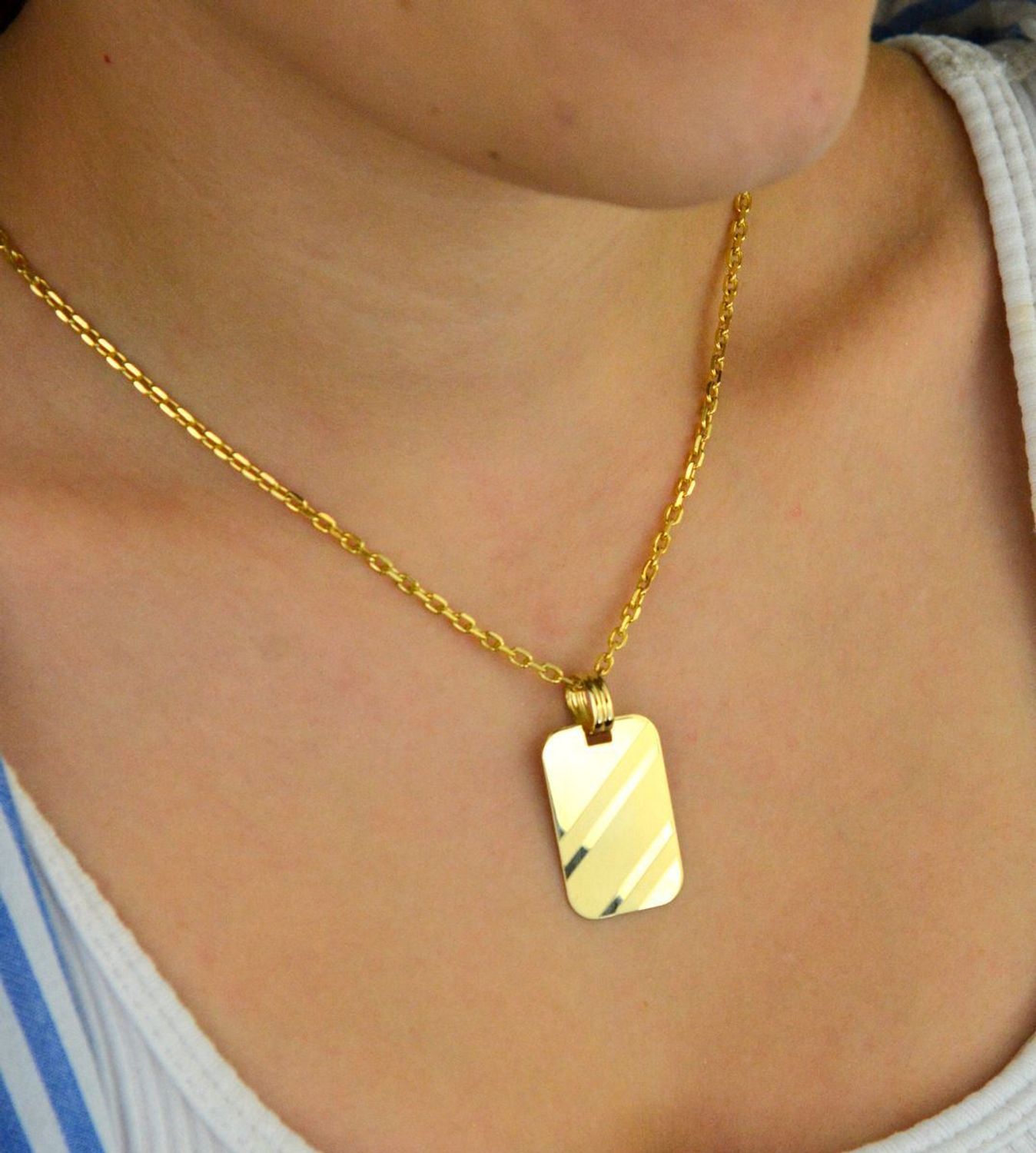 Zawieszka złota próba 585 DIA-ZAW-13752-585 – elegancka blaszka z wzorem i gładką powierzchnią idealną na grawer. Wymiary 3,5 cm x 2,0 cm, waga 3,05 g. Idealna na prezent.1.jpg