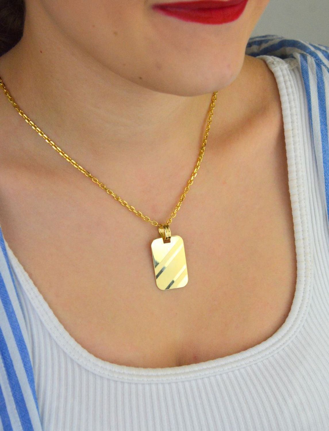 Zawieszka złota próba 585 DIA-ZAW-13752-585 – elegancka blaszka z wzorem i gładką powierzchnią idealną na grawer. Wymiary 3,5 cm x 2,0 cm, waga 3,05 g. Idealna na prezent.1.jpg