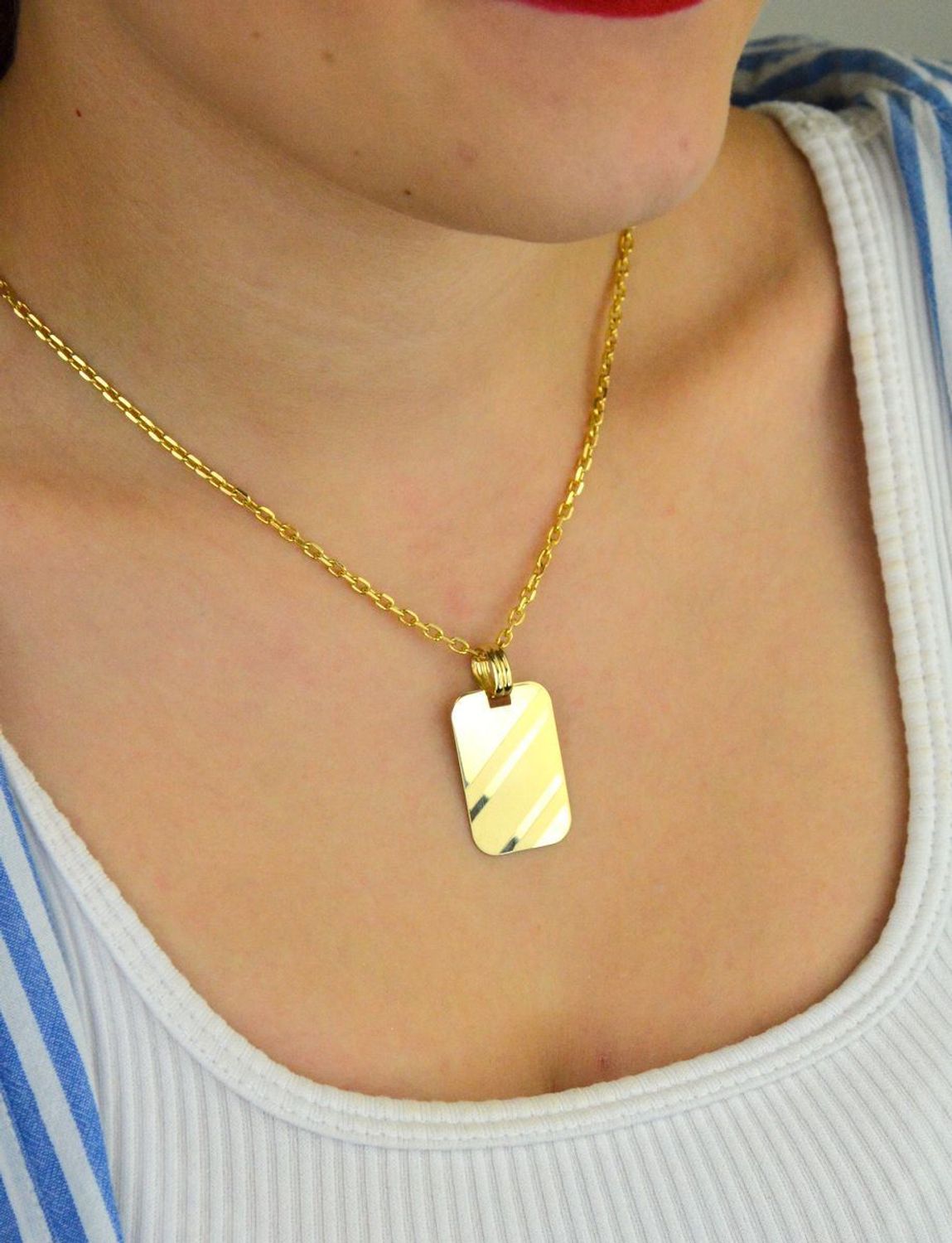 Zawieszka złota próba 585 DIA-ZAW-13752-585 – elegancka blaszka z wzorem i gładką powierzchnią idealną na grawer. Wymiary 3,5 cm x 2,0 cm, waga 3,05 g. Idealna na prezent.1.jpg