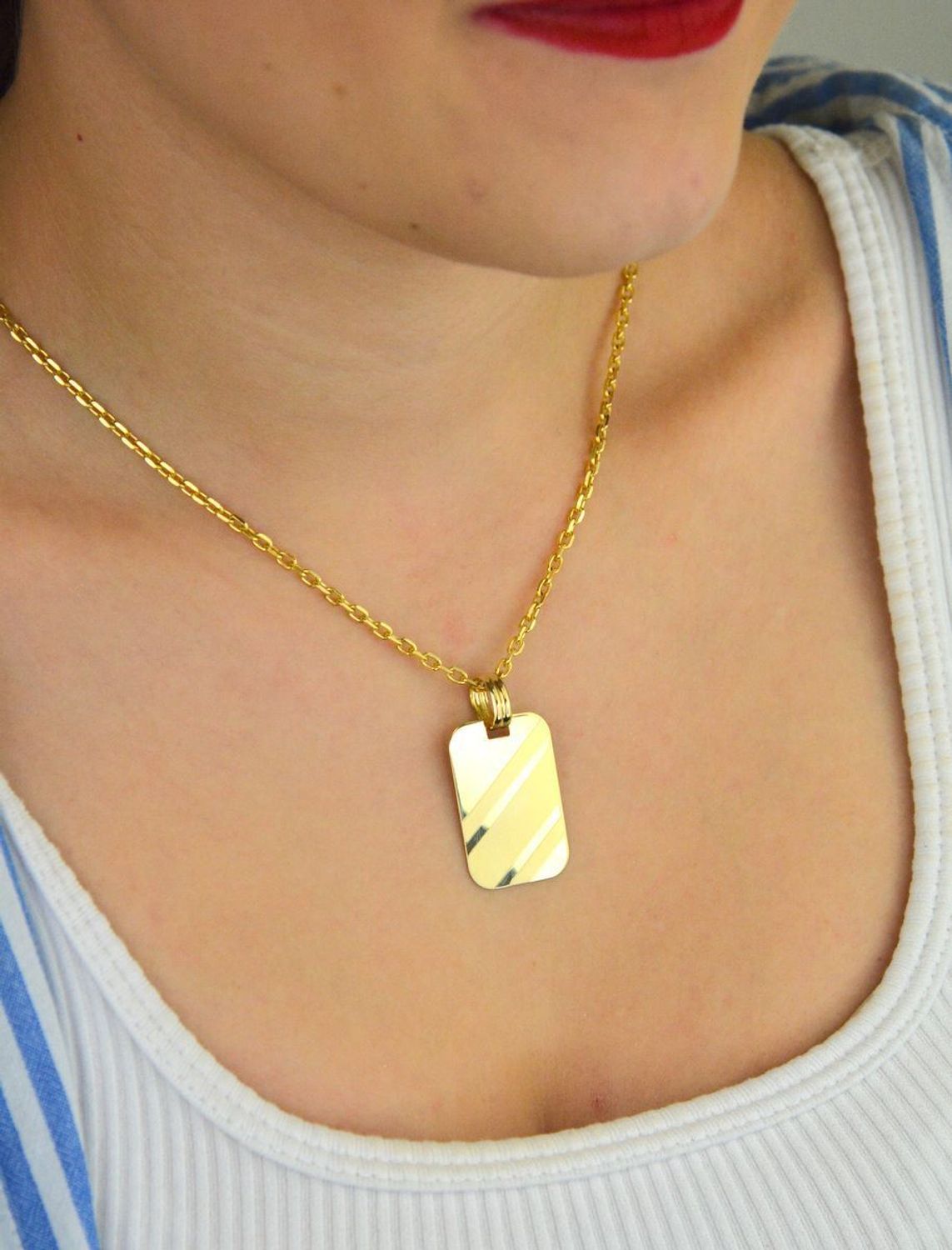 Zawieszka złota próba 585 DIA-ZAW-13752-585 – elegancka blaszka z wzorem i gładką powierzchnią idealną na grawer. Wymiary 3,5 cm x 2,0 cm, waga 3,05 g. Idealna na prezent.1.jpg